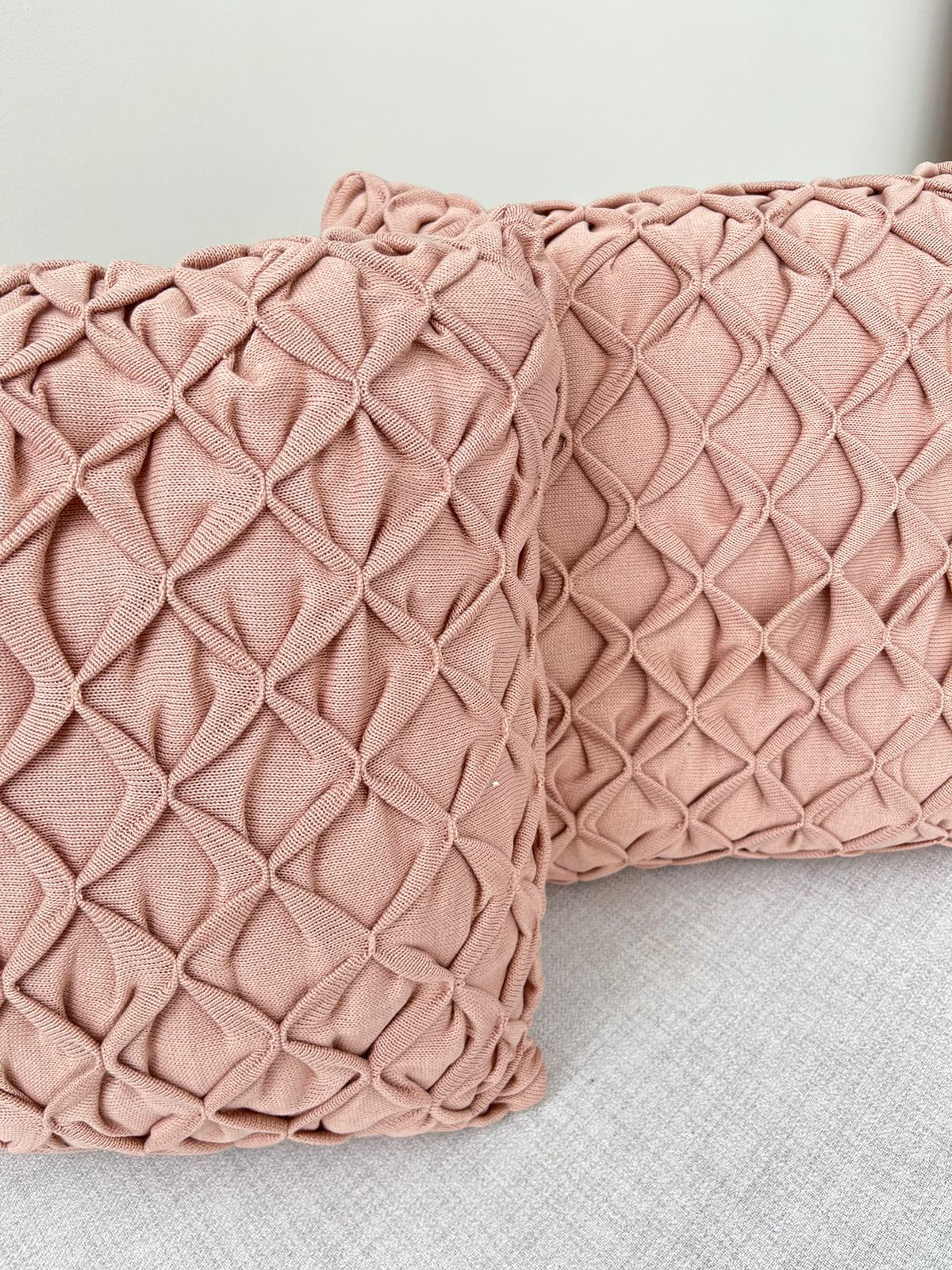 Conjunto com 2 almofadas tricô origami rosa