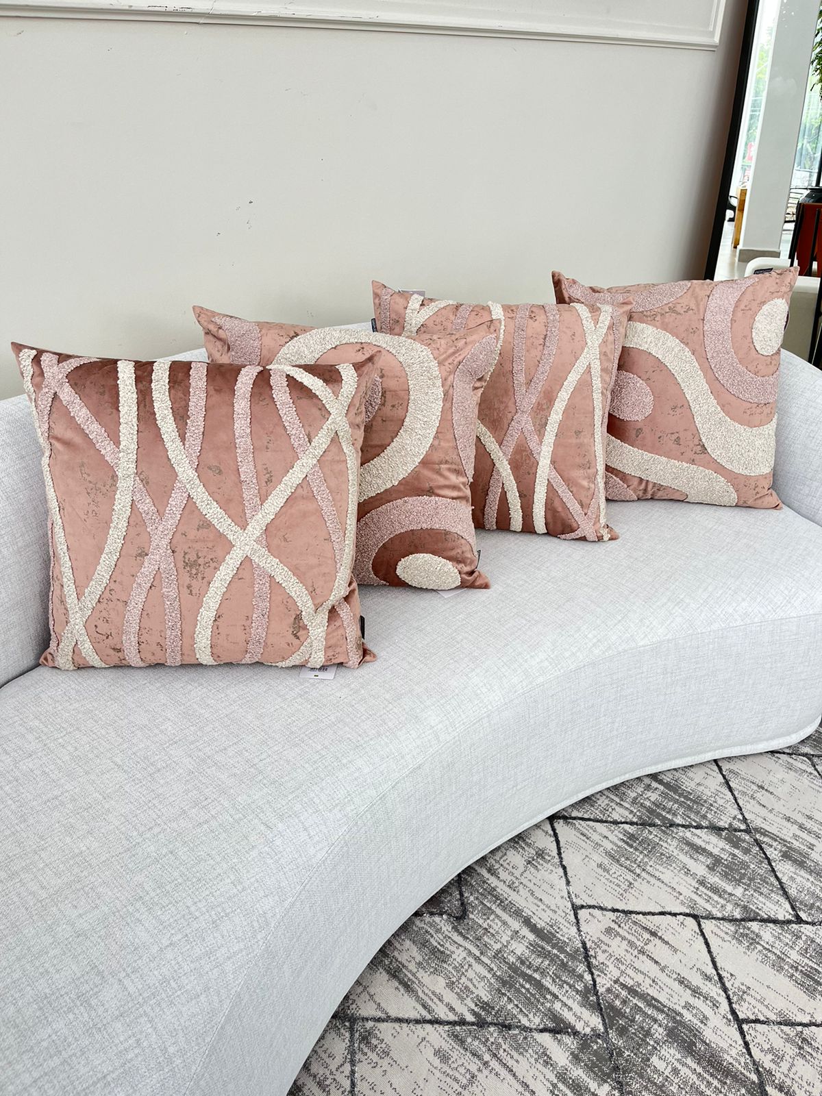 Conjunto com 4 almofadas rosê marmorizada